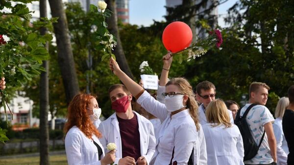 Акция врачей возле БГМУ 13 августа в Минске - Sputnik Беларусь