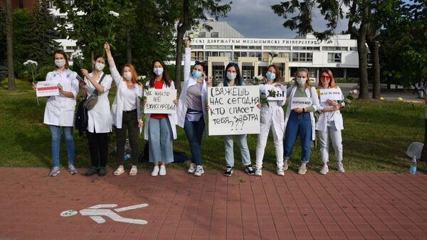 Акция врачей возле БГМУ 13 августа в Минске - Sputnik Беларусь
