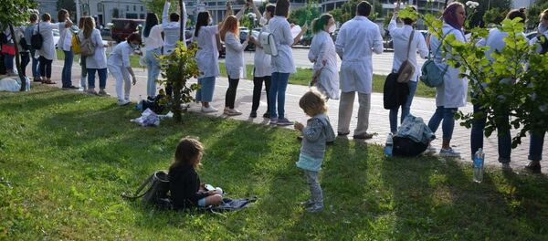 Акция врачей возле БГМУ 13 августа в Минске - Sputnik Беларусь