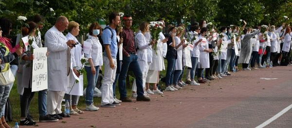 Акция врачей в Минске возле БГМУ 13 августа - Sputnik Беларусь