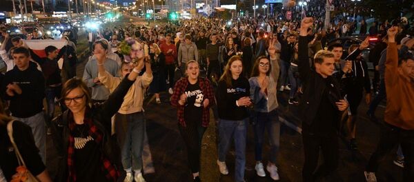 Активисты возле ст.м. Пушкинская в Минске 13 августа - Sputnik Беларусь