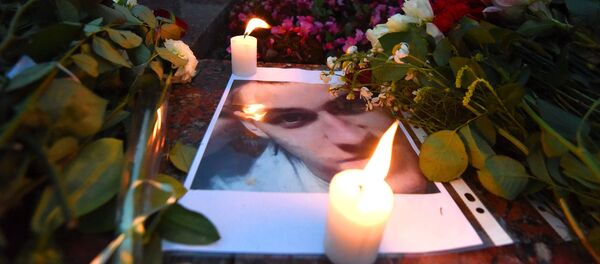 Цветы и свечи несут в память о погибшем гомельчанине - Sputnik Беларусь