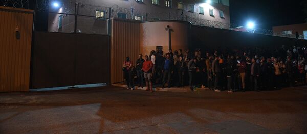 Родственники и близкие задержанных во время протестов у ЦИП на Окрестина Родственники и близкие задержанных во время протестов у ЦИП на Окрестина - Sputnik Беларусь