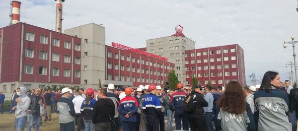 Работники БМЗ вышли на акцию протеста Работники БМЗ вышли на акцию протеста - Sputnik Беларусь