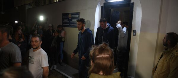 Задержанные во время протестов выходят из ЦИП на Окрестина - Sputnik Беларусь