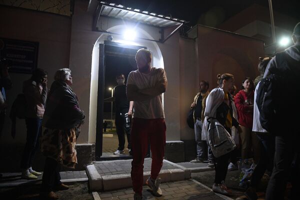 Задержанные во время протестов выходят из ЦИП на Окрестина - Sputnik Беларусь