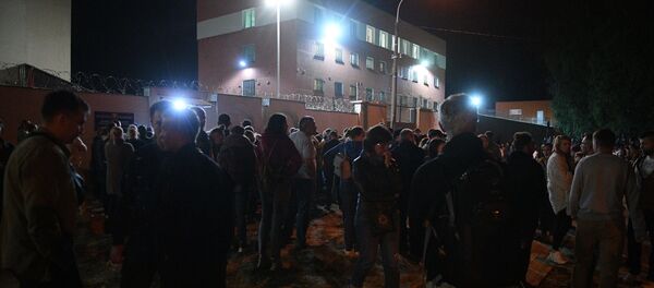 Родственники и близкие задержанных во время протестов у ЦИП на Окрестина - Sputnik Беларусь