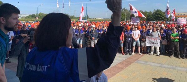 Работники Гродно Азот собрали митинг у предприятия - Sputnik Беларусь