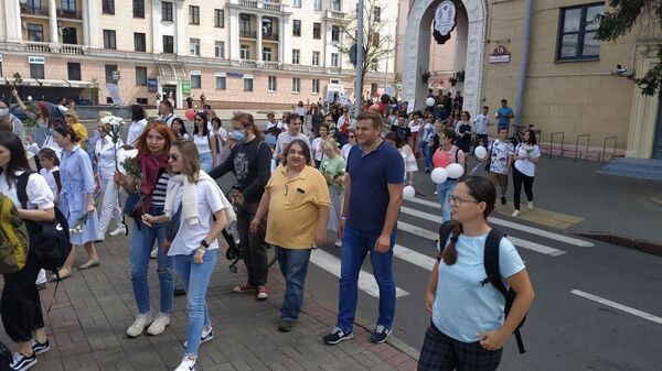 Учителя в Минске протестуют против насилия и итогов выборов - Sputnik Беларусь