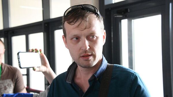 Электромонтер МТЗ Андрей Кудленков  отметил, что поддерживать протестующих стали после волны задержаний, избиения людей - Sputnik Беларусь