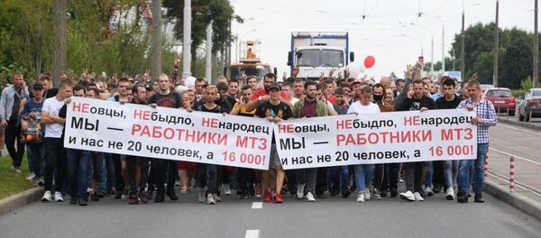 Рабочие МТЗ так и не дождались премьера Головченко и двинулись на проспект. В их планах дойти до Дома правительства - Sputnik Беларусь