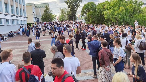 Протестующие в Витебске возле здания городской администрации 14 августа - Sputnik Беларусь