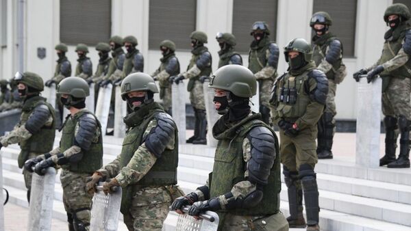 Бойцы внутренних войск на площади Независимости - Sputnik Беларусь