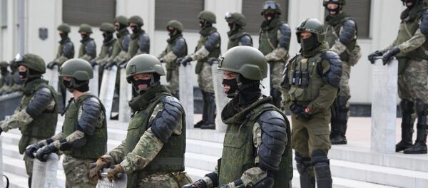 Бойцы внутренних войск на площади Независимости Бойцы внутренних войск на площади Независимости - Sputnik Беларусь