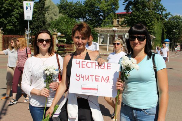 Площадь людей и флаг на весь город: чем запомнилось 14 августа в Гродно Площадь людей и флаг на весь город: чем запомнилось 14 августа в Гродно - Sputnik Беларусь