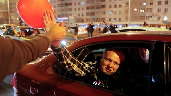 Люди приветствуют друг друга во время акции протеста в Минске - Sputnik Беларусь