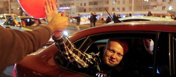 Люди приветствуют друг друга во время акции протеста в Минске - Sputnik Беларусь