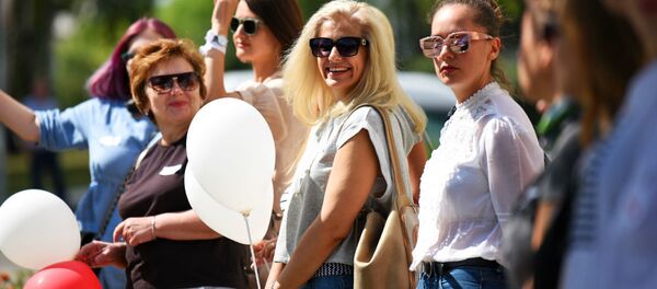 В руках учителей были цветы и шары В руках учителей были цветы и шары - Sputnik Беларусь