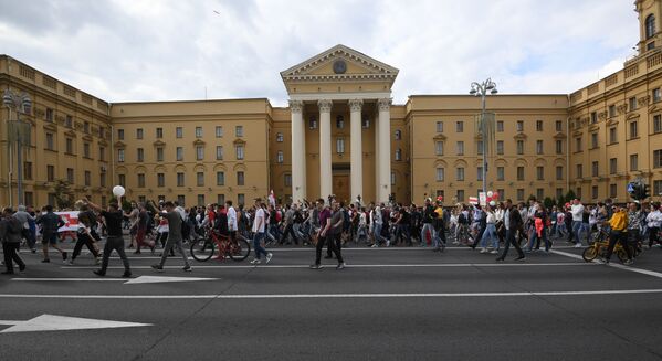 Участники акции протеста у здания КГБ Беларуси на проспекте Независимости в Минске. - Sputnik Беларусь
