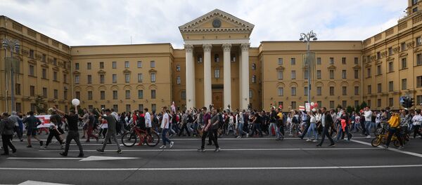 Участники акции протеста у здания КГБ Беларуси на проспекте Независимости в Минске. - Sputnik Беларусь