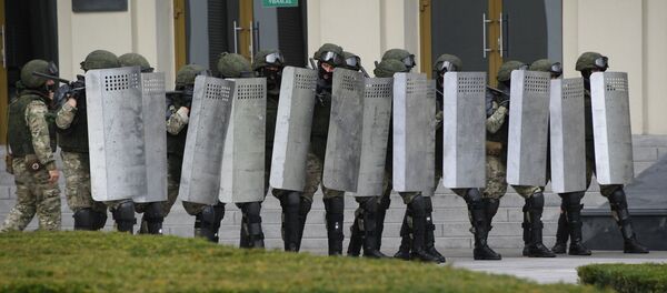 Военнослужащие во время акции протеста на площади Независимости в Минске. Военнослужащие во время акции протеста на площади Независимости в Минске. - Sputnik Беларусь