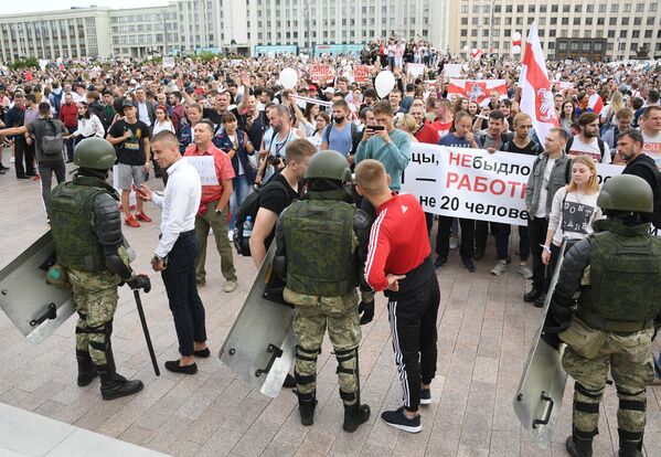 Военнослужащие и участники акции протеста на площади Независимости в Минске. - Sputnik Беларусь