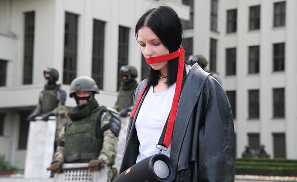 Участница акции протеста на площади Независимости в Минске. - Sputnik Беларусь