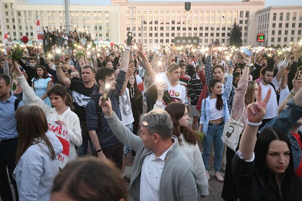 Участники акции протеста на площади Независимости в Минске. - Sputnik Беларусь