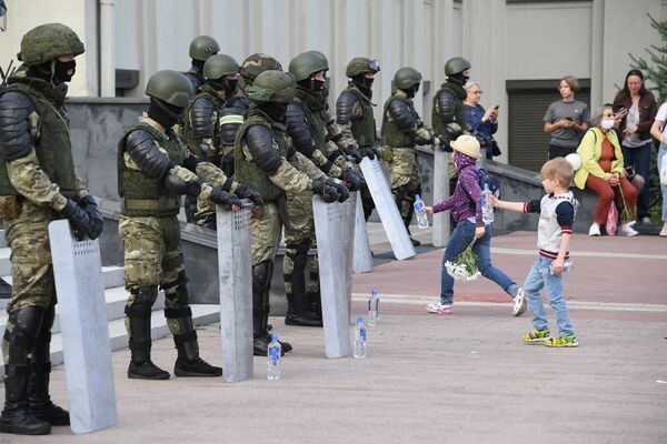 На площади были дети - они решили угостить военнослужащих водой. - Sputnik Беларусь