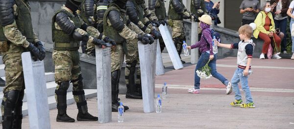 На площади были дети - они решили угостить военнослужащих водой. - Sputnik Беларусь