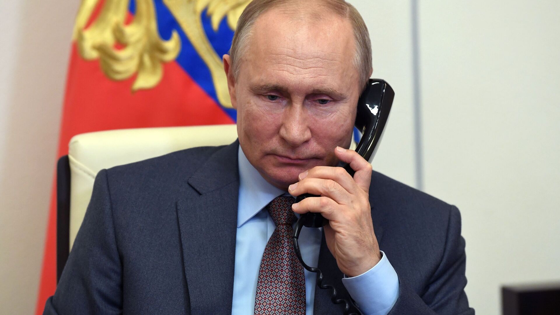 Президент России Владимир Путин разговаривает по телефону - Sputnik Беларусь, 1920, 21.12.2021