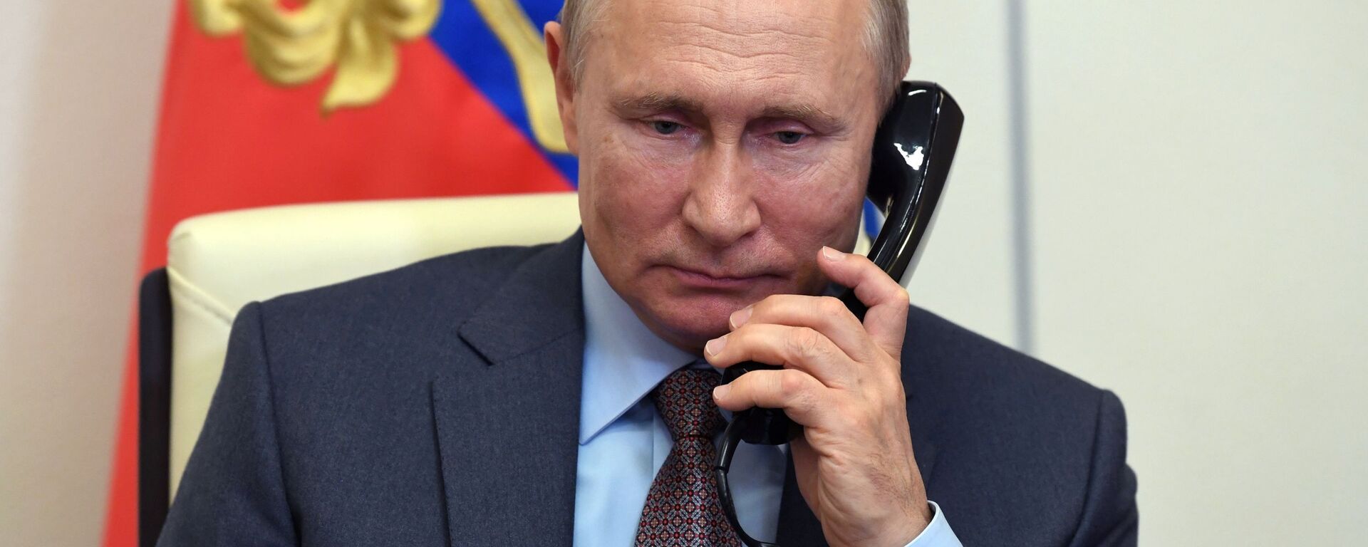Президент России Владимир Путин разговаривает по телефону - Sputnik Беларусь, 1920, 26.04.2021