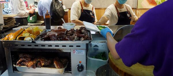 Сотрудники ресторана готовят еду на вынос - Sputnik Беларусь