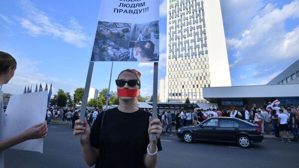 Митинг проходит перед зданием Белтелерадикомпании - Sputnik Беларусь