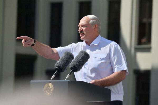 Александр Лукашенко выступает перед сторонниками на площади Независимости - Sputnik Беларусь