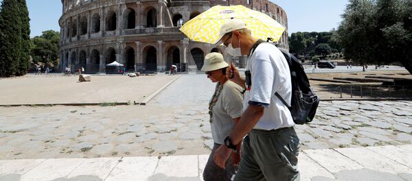 Люди возле Колизея в Риме Люди возле Колизея в Риме - Sputnik Беларусь