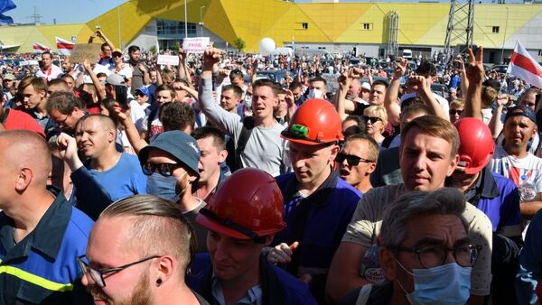 Митингующие рабочие перед МЗКТ - Sputnik Беларусь