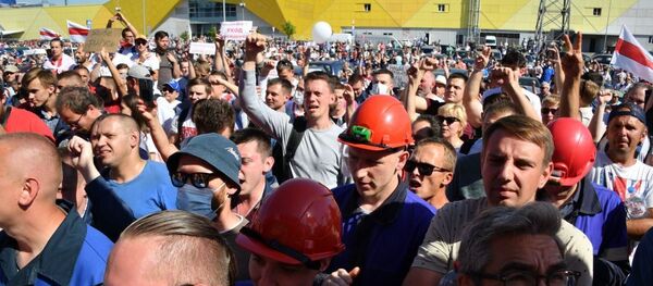 Рабочыя мітынгуюць перад МЗКЦ Рабочыя мітынгуюць перад МЗКЦ - Sputnik Беларусь