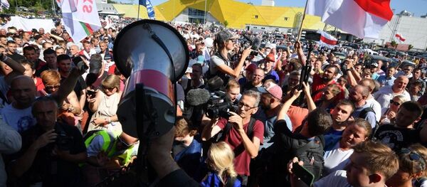 Мітынгоўцы перад МЗКЦ Мітынгоўцы перад МЗКЦ - Sputnik Беларусь