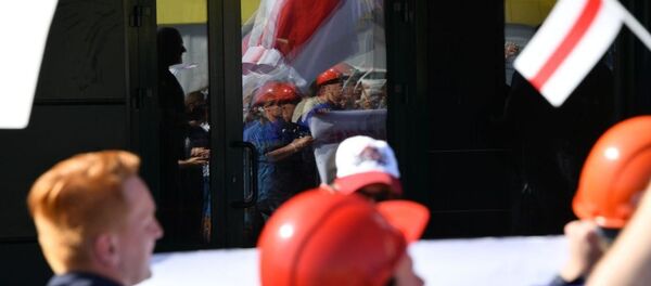 Протестующие рабочие у МЗКТ - Sputnik Беларусь