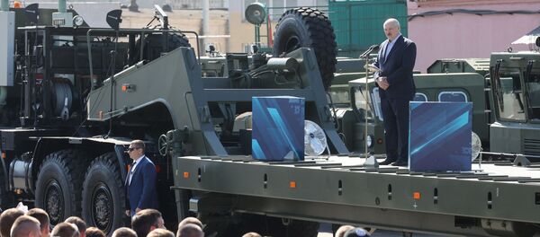 Александр Лукашенко во время встречи с митингующими на МЗКТ - Sputnik Беларусь