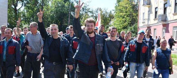 Рабочие Минского автомобильного завода на акции протеста в Минске - Sputnik Беларусь
