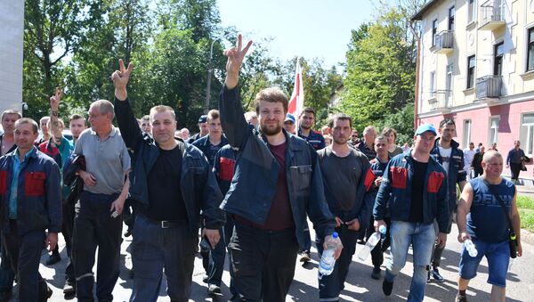 Рабочие Минского автомобильного завода на акции протеста в Минске - Sputnik Беларусь