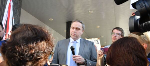 Владимир Караник вышел к протестующим врачам Владимир Караник вышел к протестующим врачам - Sputnik Беларусь