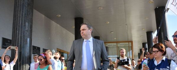 Міністр аховы здароўя Уладзімір Каранік выйшаў да мітынгоўцаў - Sputnik Беларусь