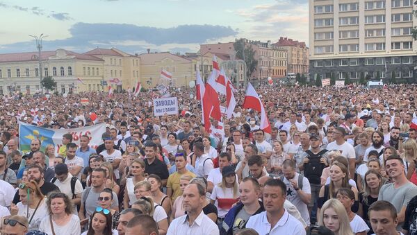 Площадь перед облисполкомом в Гродно была заполнена людьми - Sputnik Беларусь
