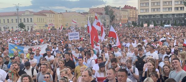 Площадь перед облисполкомом в Гродно была заполнена людьми - Sputnik Беларусь