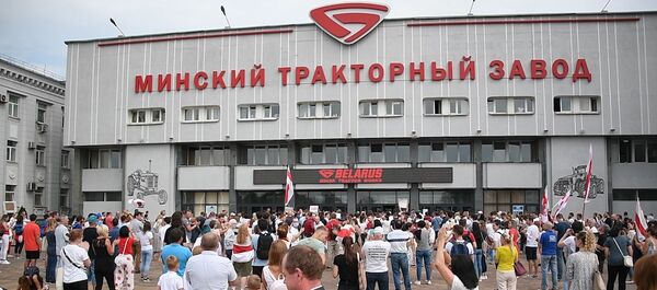 Акция протеста на МТЗ: рабочие собрались на проходной - видео Акция протеста на МТЗ: рабочие собрались на проходной - видео - Sputnik Беларусь