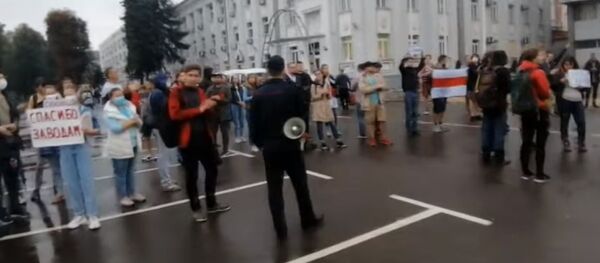 МВД показало кадры задержаний возле проходной МТЗ - видео - Sputnik Беларусь