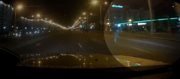 МВД показало, как протестующий кинул камень в лобовое стекло машины ДПС МВД показало, как протестующий кинул камень в лобовое стекло машины ДПС - Sputnik Беларусь